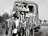 Zaměstnanci před lokomotivou